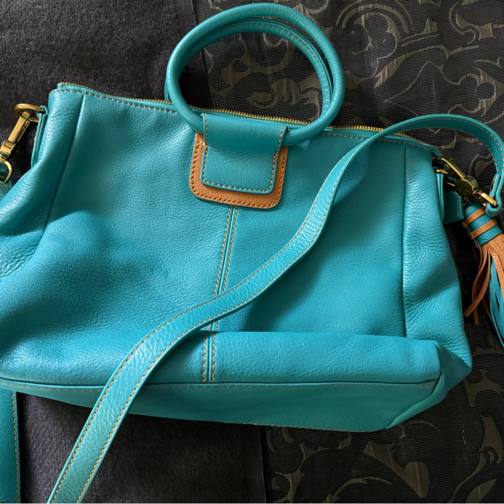 Hobo Medium Sheila in blue, pebbled leather